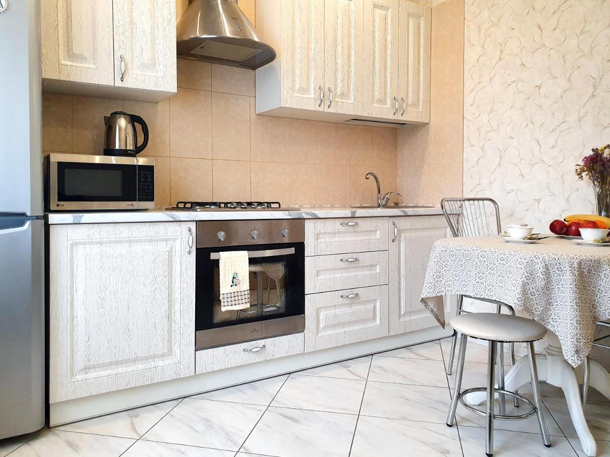 Lux Apartament Dacha ハルキウ エクステリア 写真